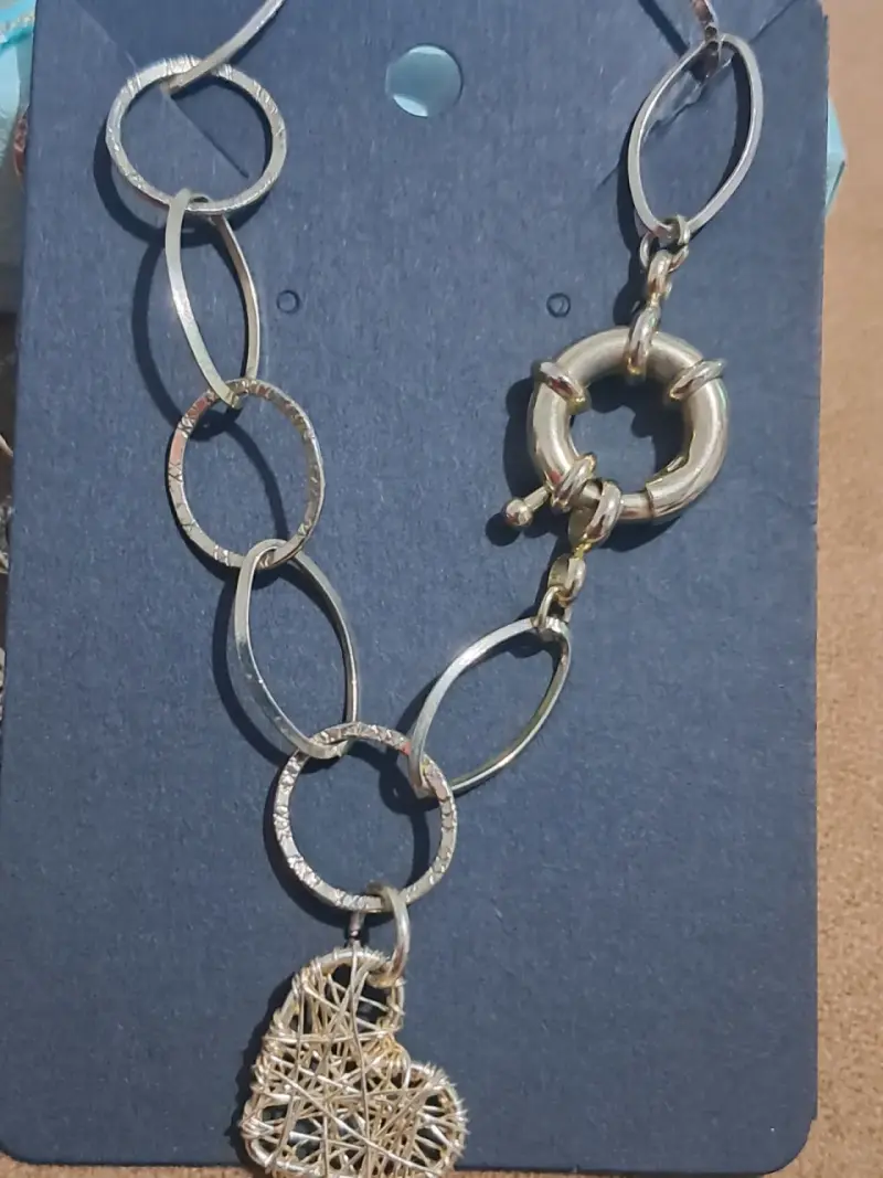 Collar de metal con dije de corazón