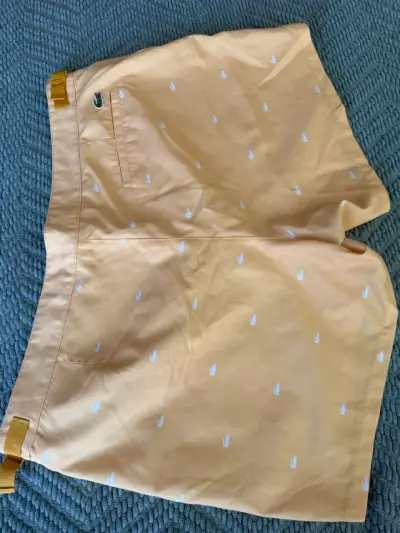 Shorts color mostaza con estampado - miniatura 3