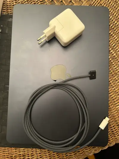 MacBook con cargador y cable - miniatura 1