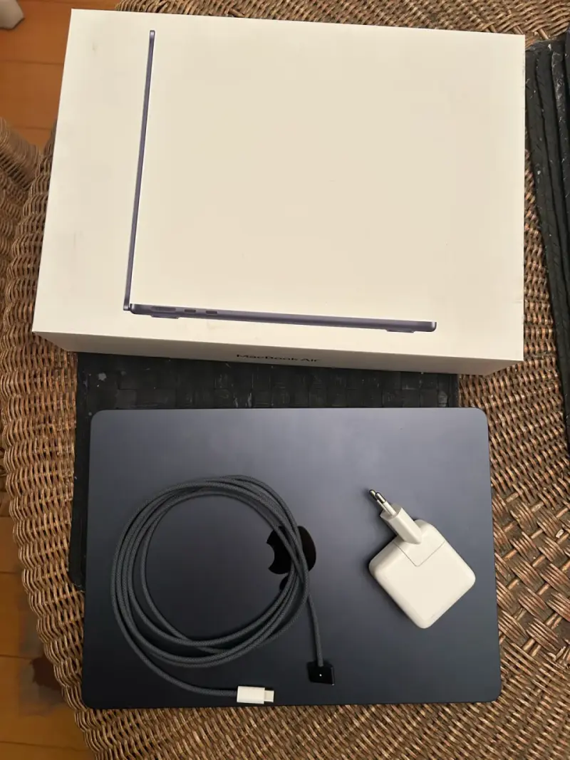 MacBook con cargador y cable - 2