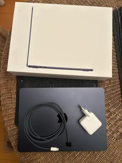 MacBook con cargador y cable - miniatura 2