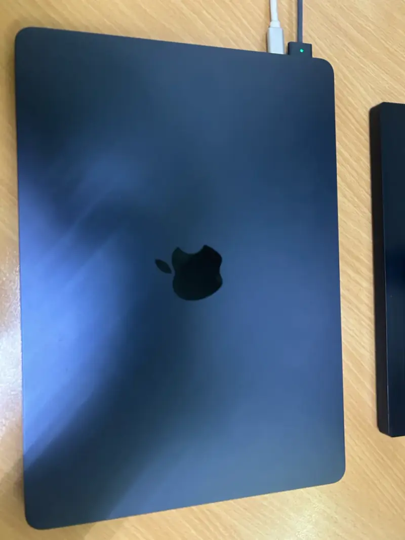 MacBook con cargador y cable - 3