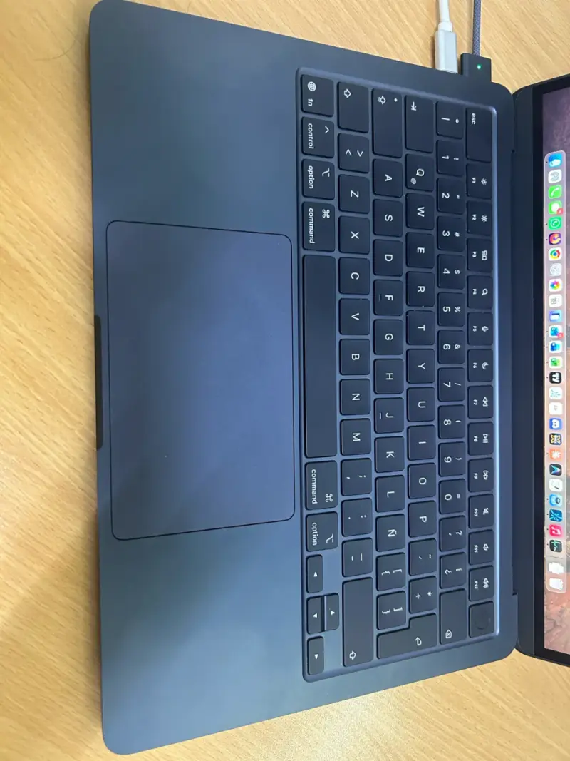 MacBook con cargador y cable - 4