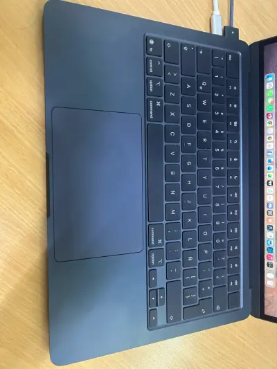 MacBook con cargador y cable - miniatura 4