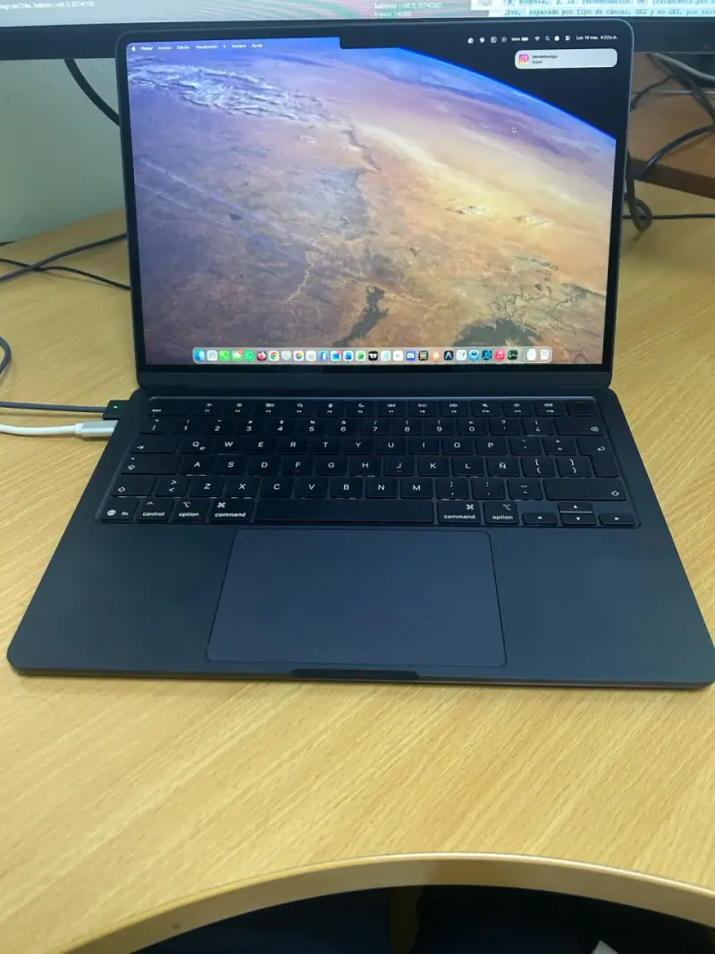 MacBook con cargador y cable - 5