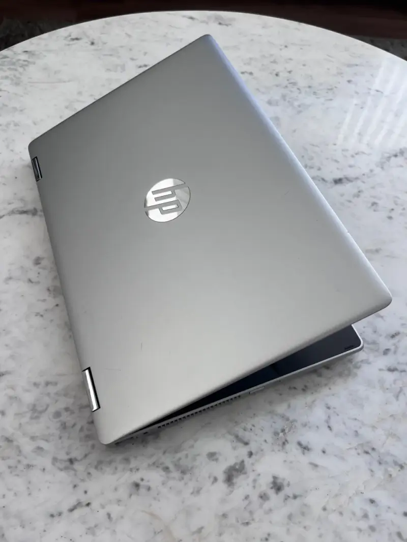 Notebook HP gris en buen estado - 1