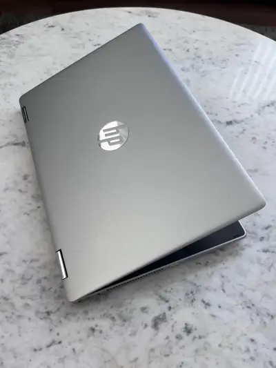 Notebook HP gris en buen estado - miniatura 1