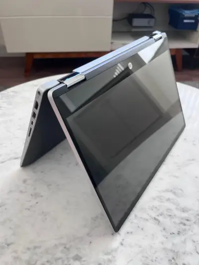 Notebook HP gris en buen estado - miniatura 2