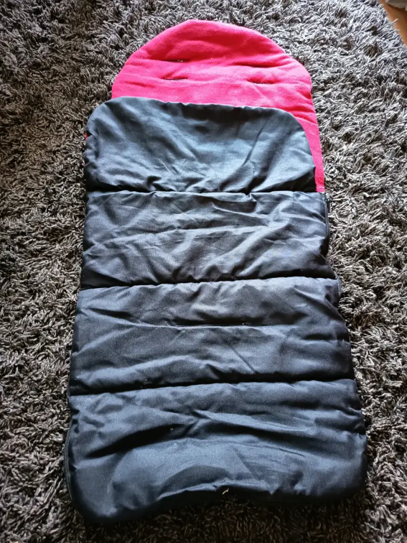 Saco de dormir infantil negro y rojo