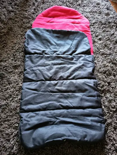 Saco de dormir infantil negro y rojo - miniatura 1