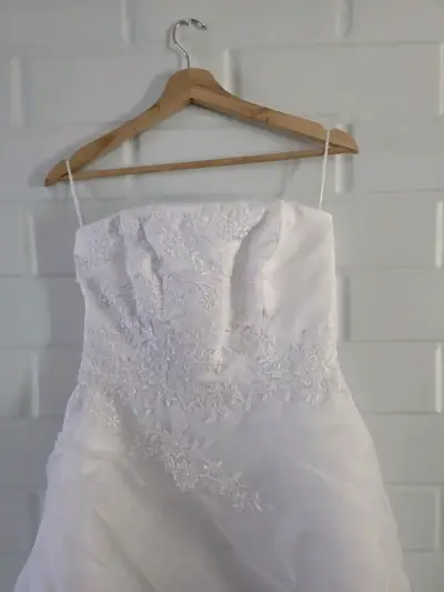 Vestido de novia blanco elegante - miniatura 2
