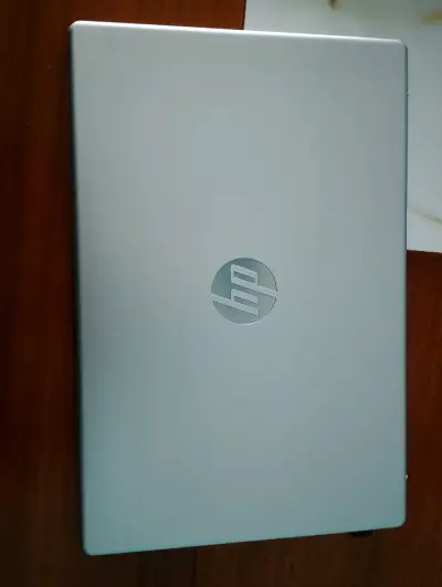 Laptop HP plateada 15 pulgadas - miniatura 1