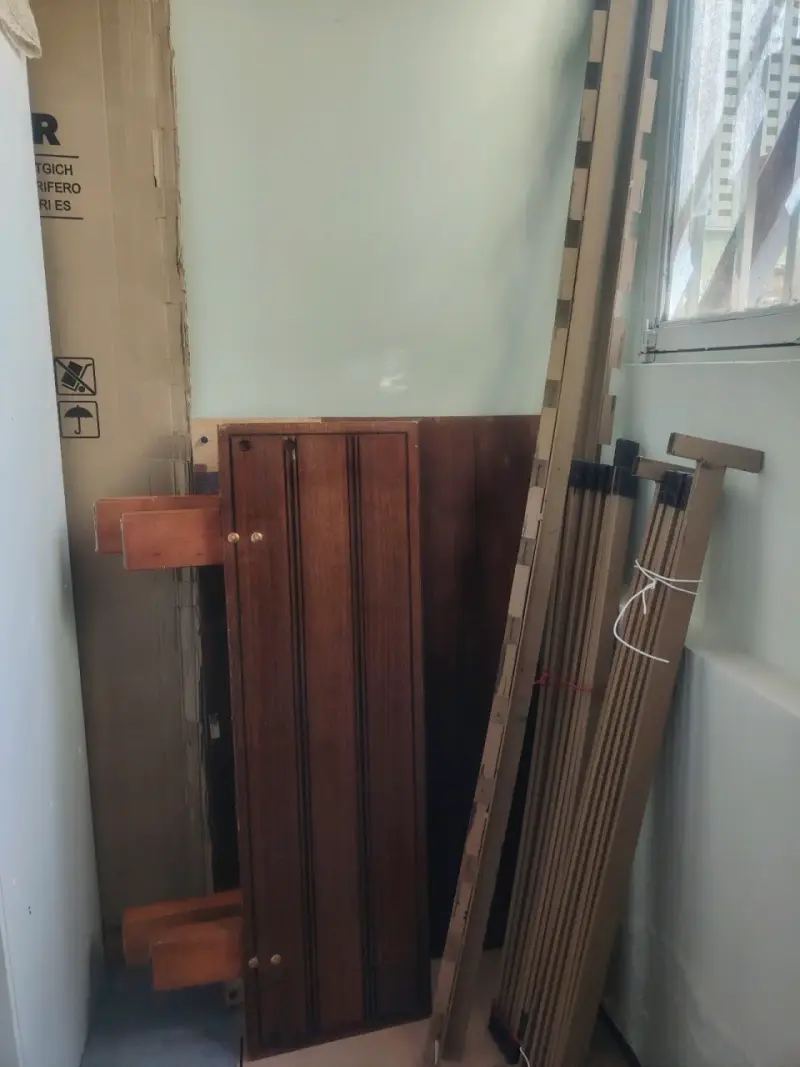 cama de madera y colchón