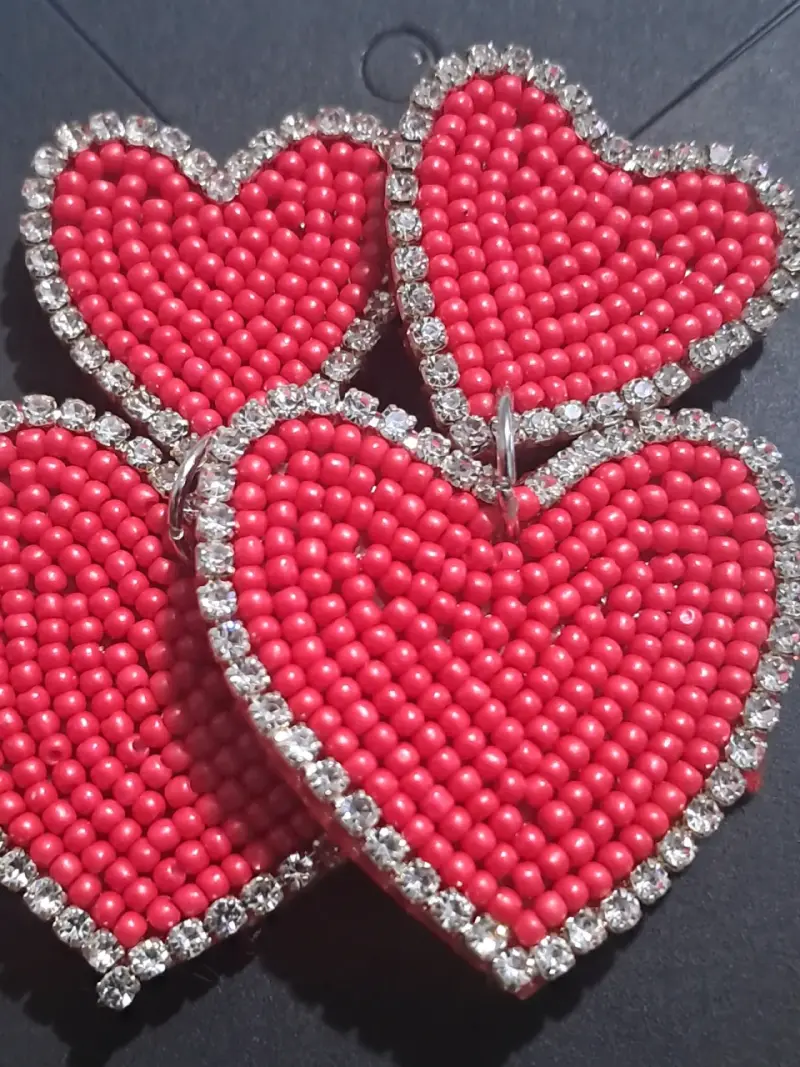 Aros de corazones rojos
