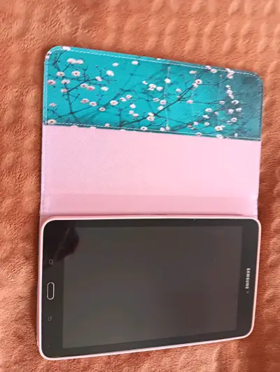 Tablet Samsung con funda floral - miniatura 1