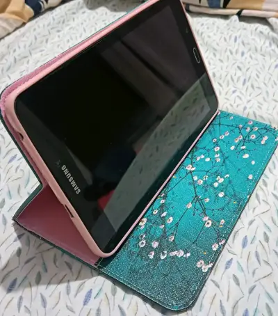 Tablet Samsung con funda floral - miniatura 3