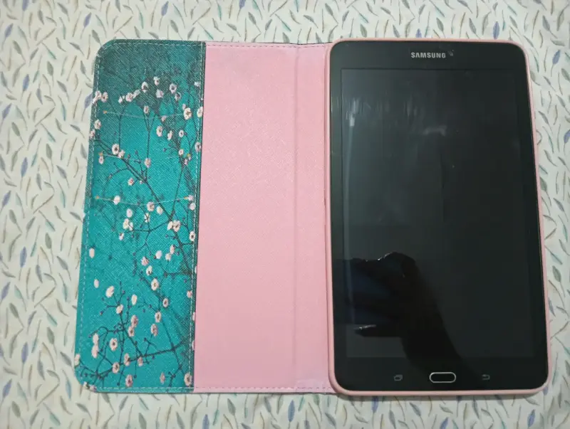 Tablet Samsung con funda floral - 4