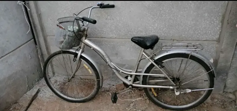 Bicicleta urbana gris con canasta