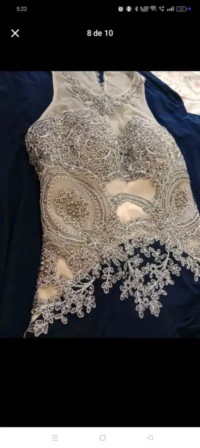 Vestido de noche con encaje plateado - miniatura 1