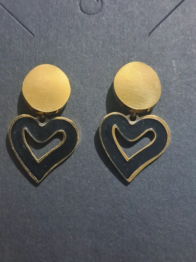 Aros dorados con diseño de corazón
