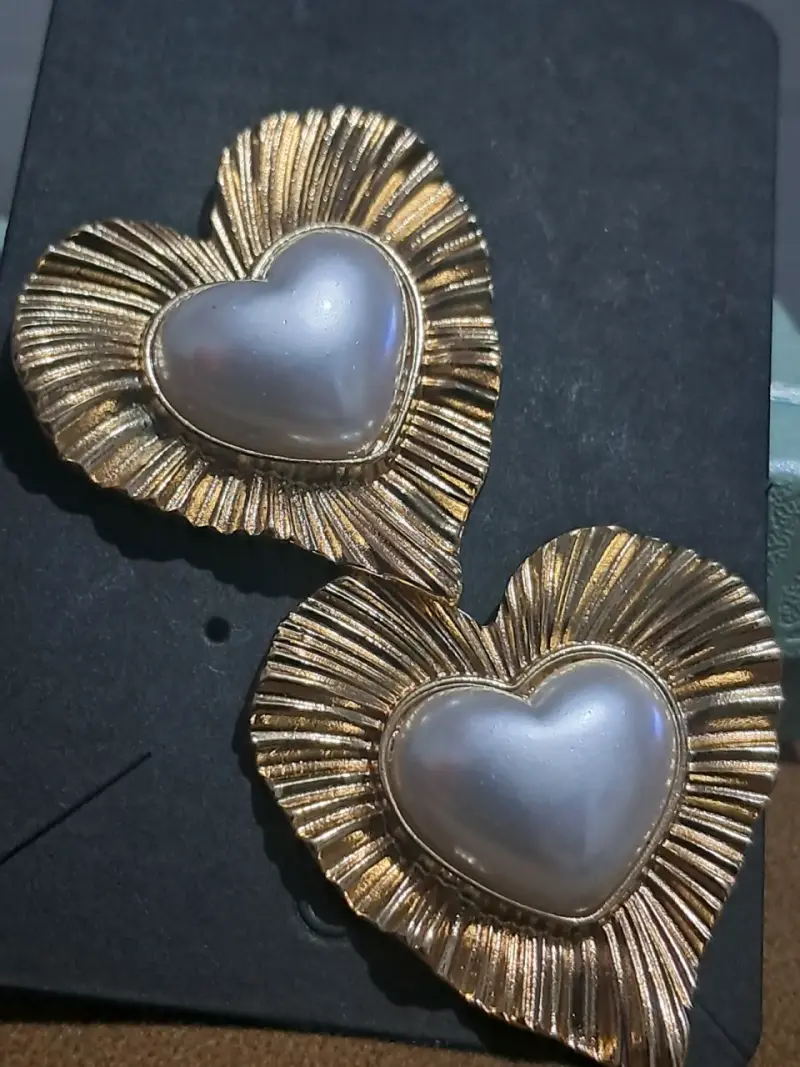 Aros dorados con perla en forma de corazón