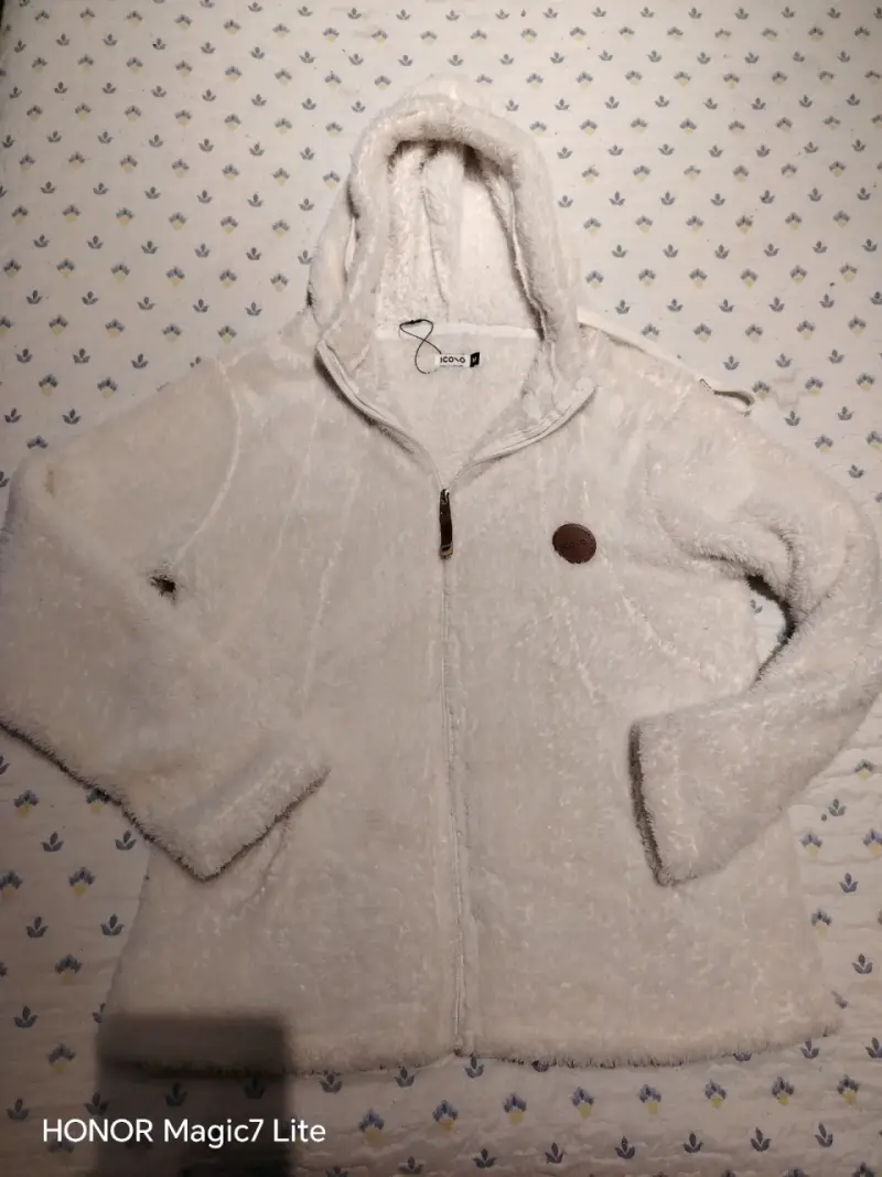 Chaqueta de peluche blanca con capucha