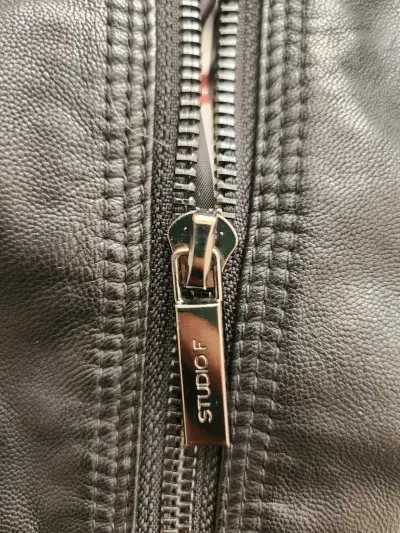 Chaqueta de cuero negra - miniatura 2