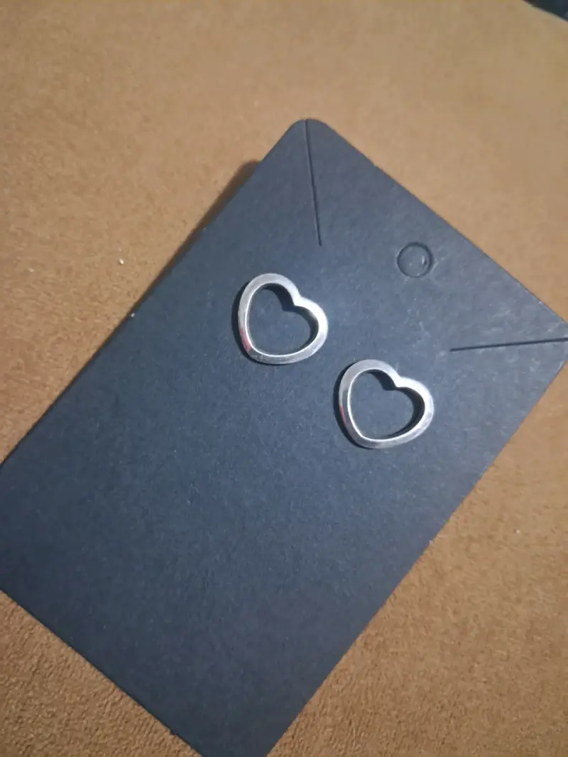 Aros de corazón plateados