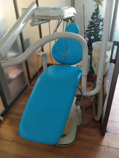 Sillón dental azul con equipamiento - miniatura 1