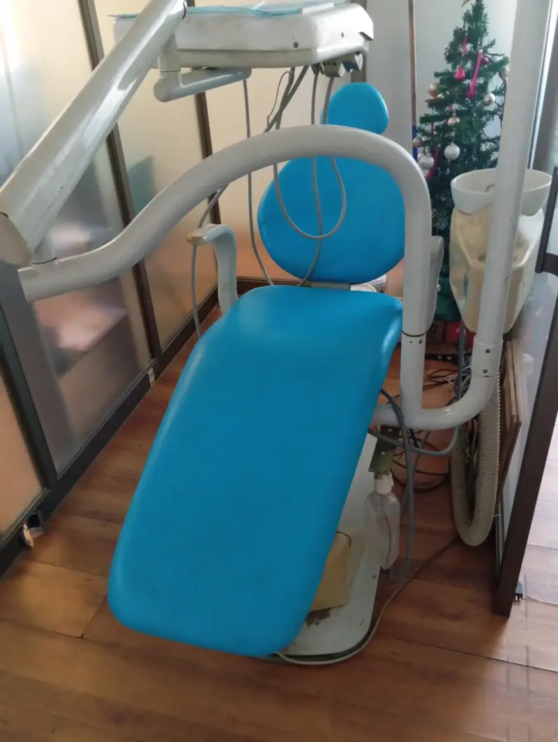 Sillón dental azul con equipamiento - 2