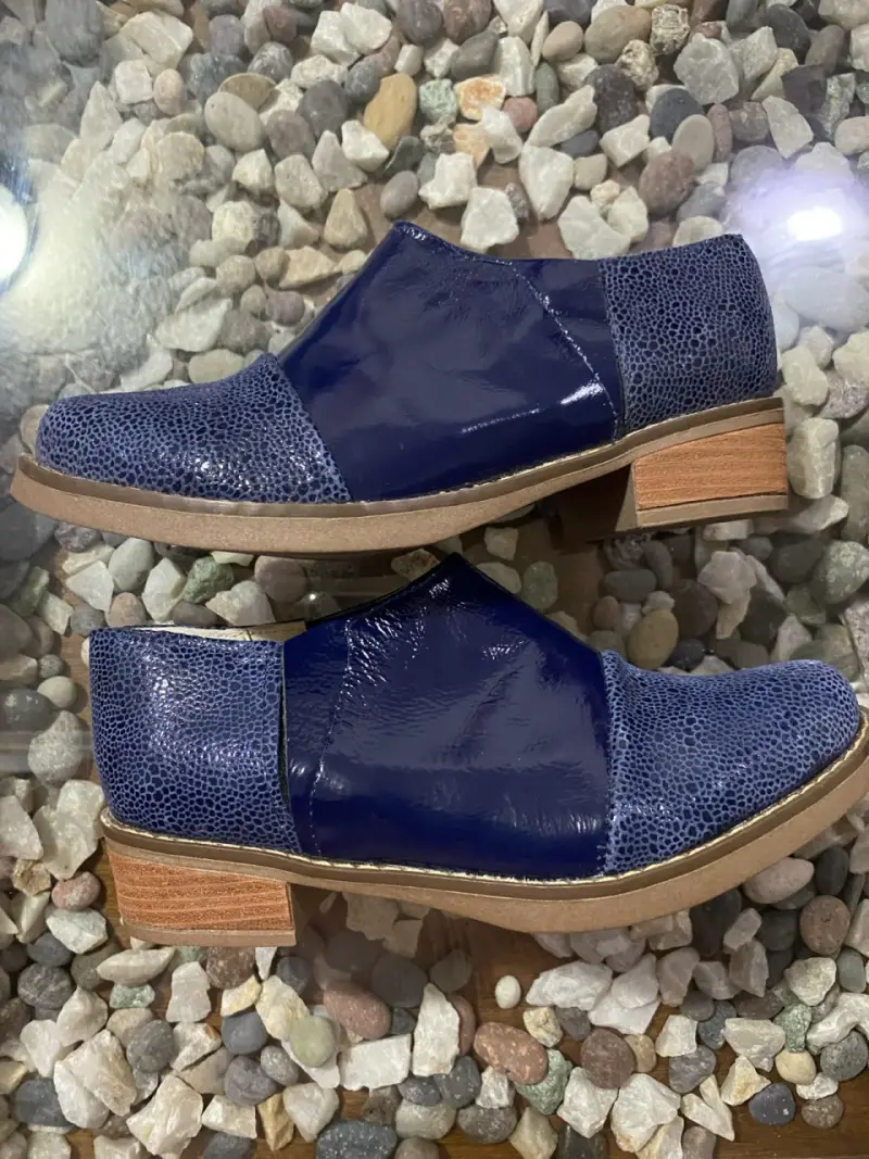 Zapatos mujer azul charol y cuero
