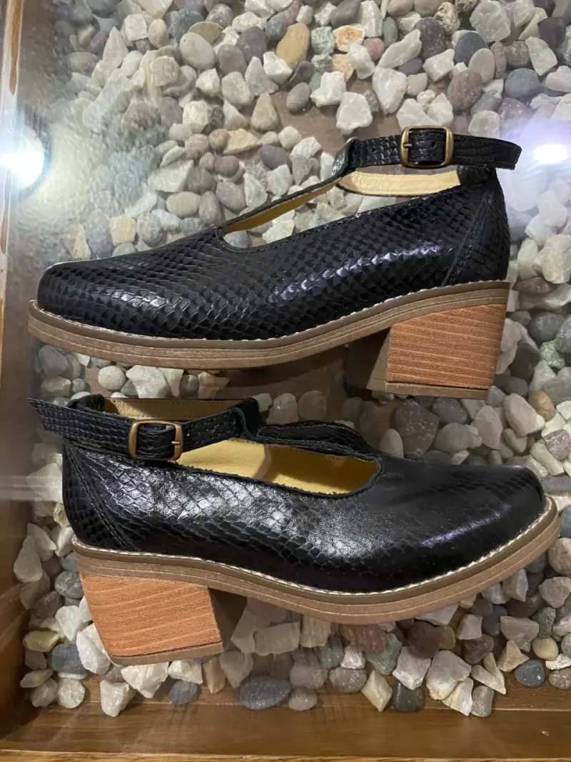 Zapatos negros de charol con taco