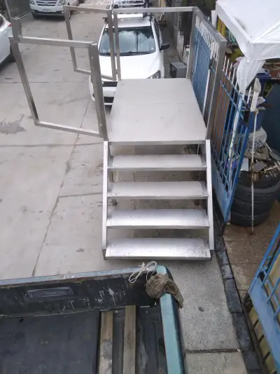 Escalera metálica con plataforma, hecha en acero - miniatura 1