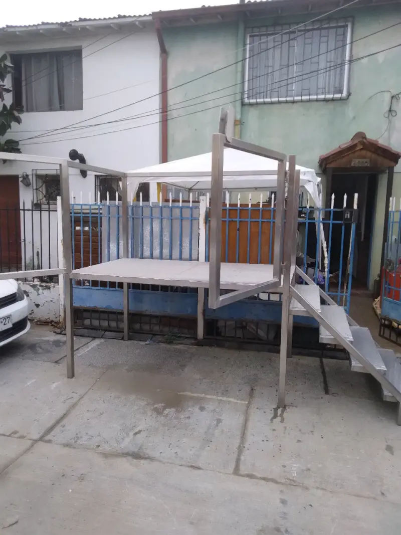 Escalera metálica con plataforma, hecha en acero - 2