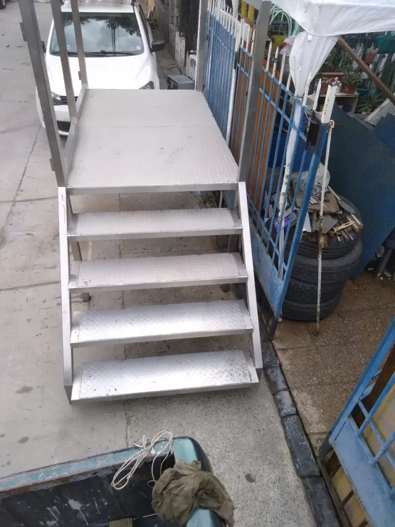 Escalera metálica con plataforma, hecha en acero - 3