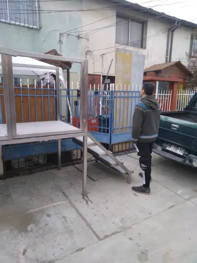 Escalera metálica con plataforma, hecha en acero - miniatura 4