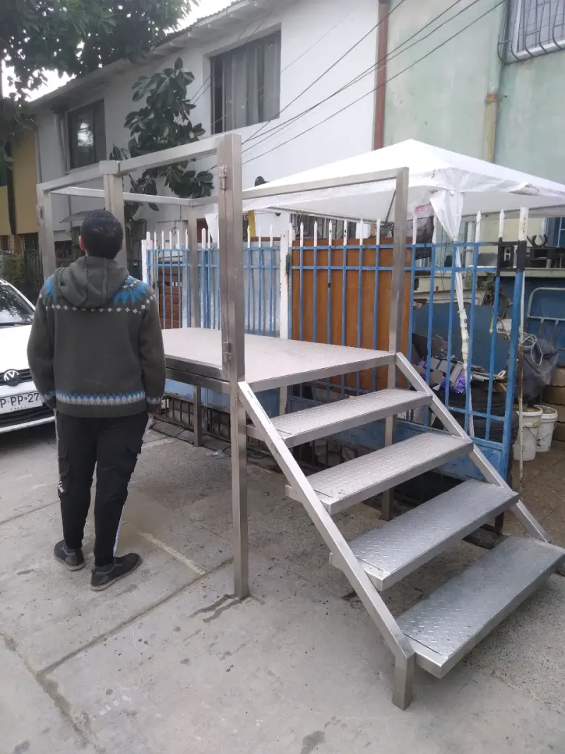 Escalera metálica con plataforma, hecha en acero - 5