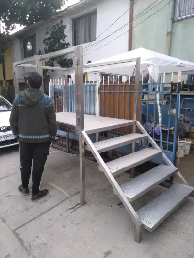Escalera metálica con plataforma, hecha en acero - miniatura 5