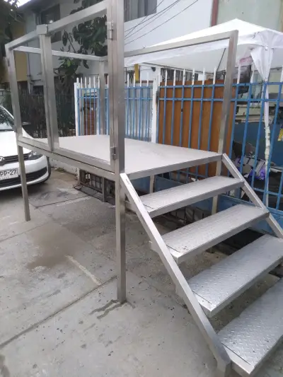 Escalera metálica con plataforma, hecha en acero - miniatura 6
