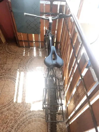 Bicicleta  negra usada - miniatura 2