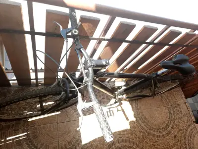 Bicicleta  negra usada - miniatura 3