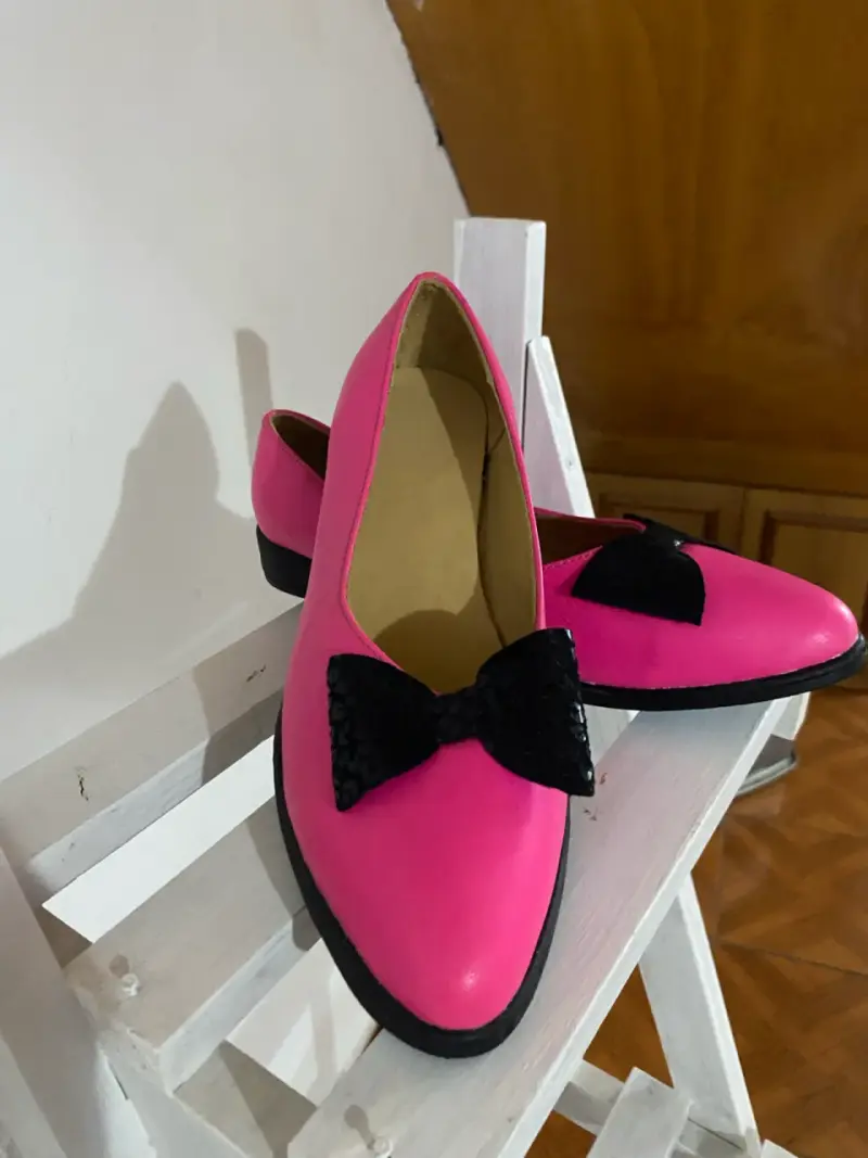 Zapatos rosados con lazos negros
