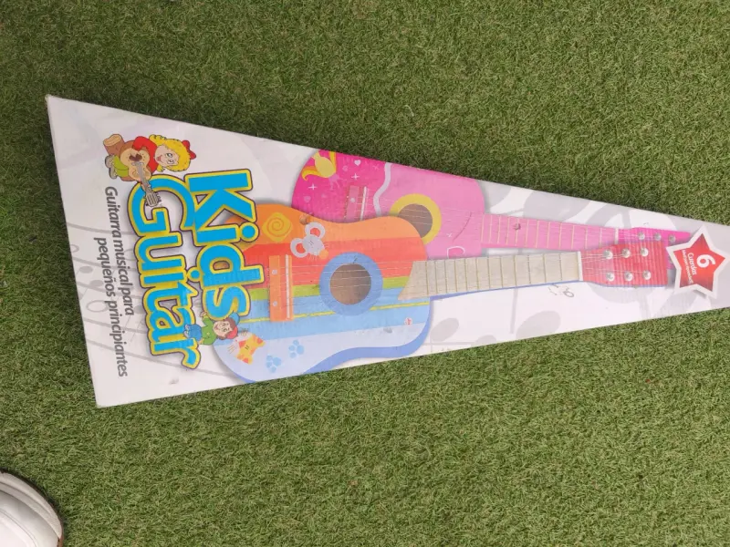 Guitarra infantil rosada - 2