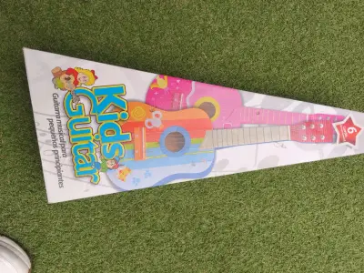 Guitarra infantil rosada - miniatura 2