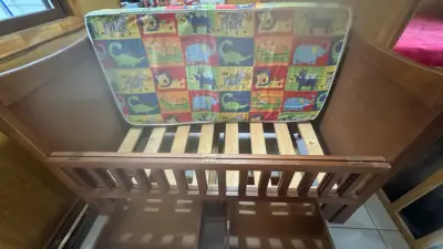 Cuna de madera con colchón infantil - miniatura 1