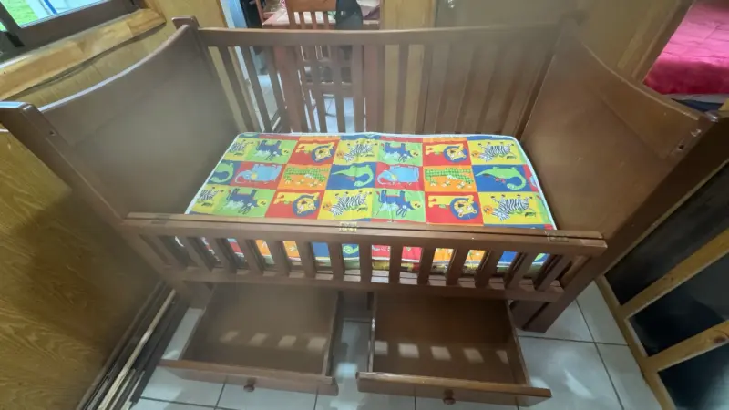 Cuna de madera con colchón infantil - 2