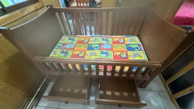 Cuna de madera con colchón infantil - miniatura 2
