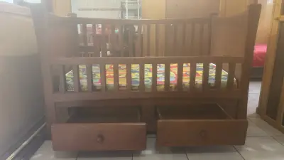 Cuna de madera con colchón infantil - miniatura 3