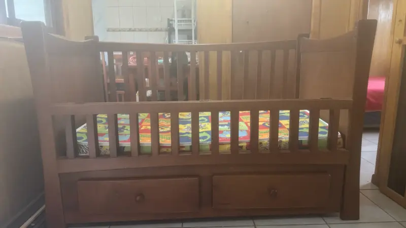 Cuna de madera con colchón infantil - 4