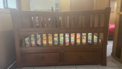 Cuna de madera con colchón infantil - miniatura 5